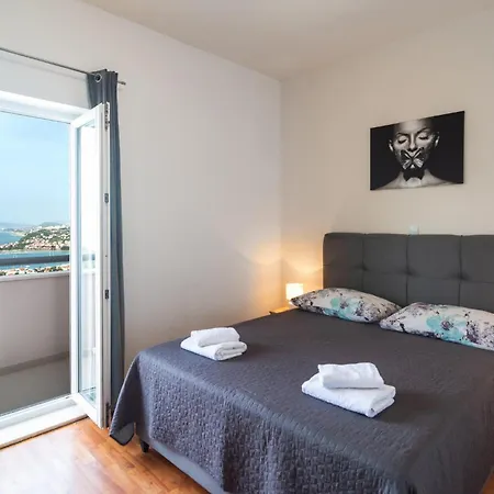 Holiday home Six-bedroom In Podstrana