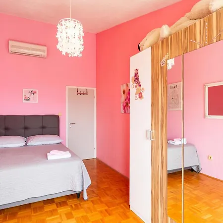 Six-bedroom In Holiday home