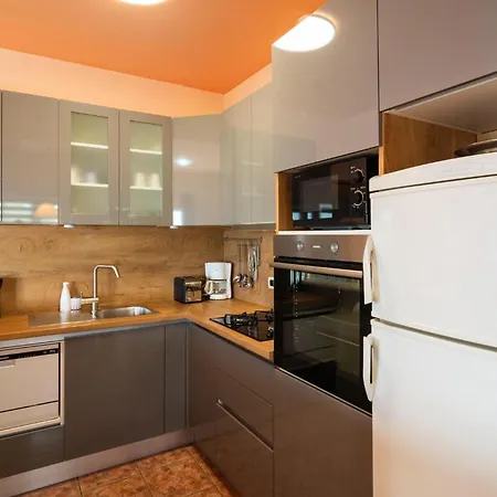 Six-bedroom In Holiday home *