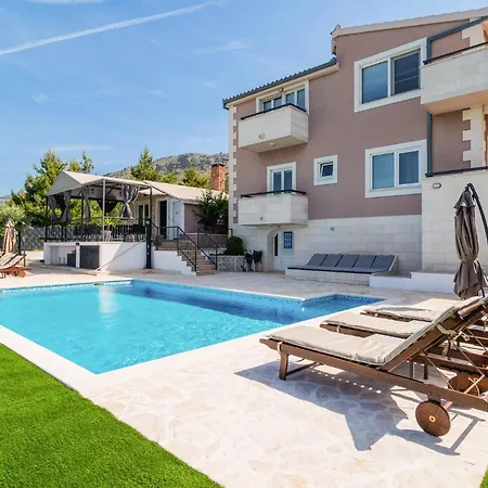 Six-bedroom In Holiday home Podstrana