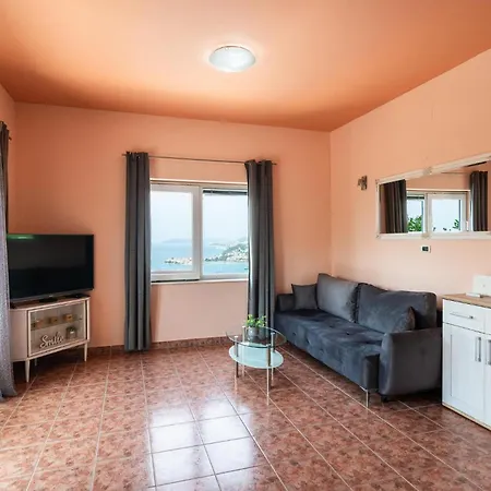 Holiday home Six-bedroom In Podstrana