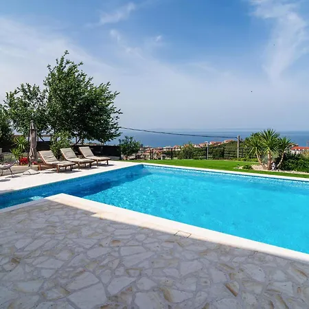 Six-bedroom In Holiday home