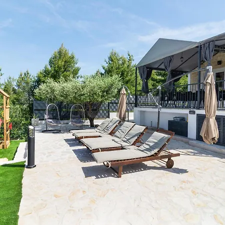 Six-bedroom In Holiday home *