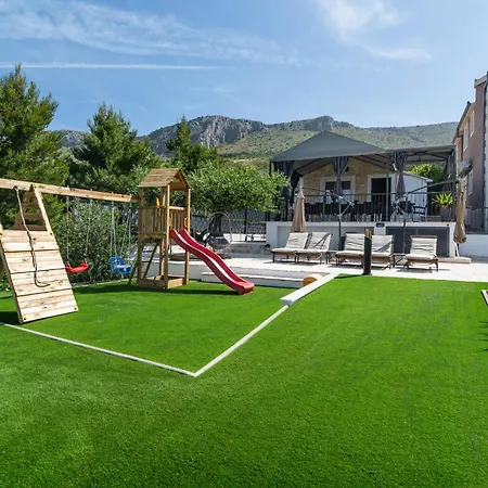 Six-bedroom In Holiday home