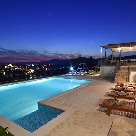 Holiday home Six-bedroom In *