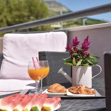 Six-bedroom In Podstrana