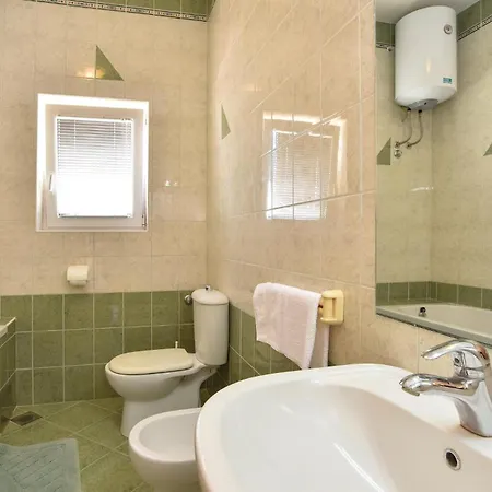 Six-bedroom In Holiday home Podstrana