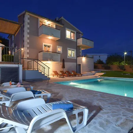 Holiday home Six-bedroom In