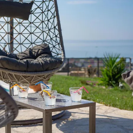 Six-bedroom In Holiday home *